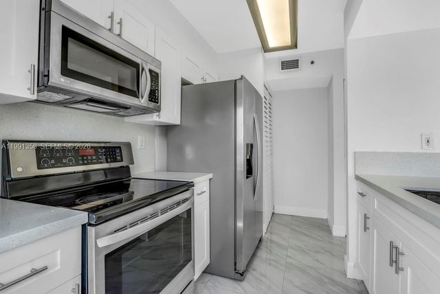 164 Riviera Cir, Weston, FL 33326