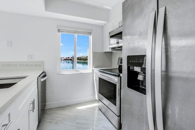 164 Riviera Cir, Weston, FL 33326