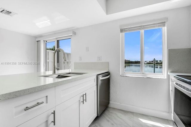 164 Riviera Cir, Weston, FL 33326