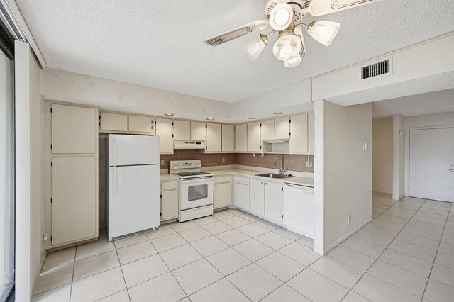 5370 Las Verdes Circle 219, Delray Beach, FL 33484