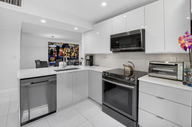 15401 Pembridge Avenue 15, Delray Beach, FL 33484
