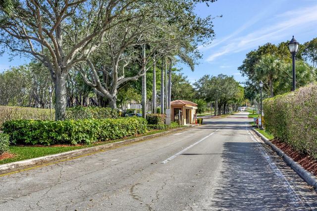 15401 Pembridge Avenue 15, Delray Beach, FL 33484