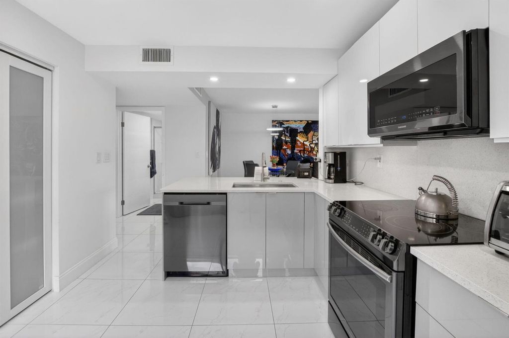 15401 Pembridge Avenue 15, Delray Beach, FL 33484