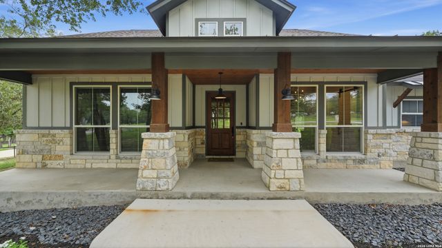 138 Wood Valley, Adkins, TX 78101