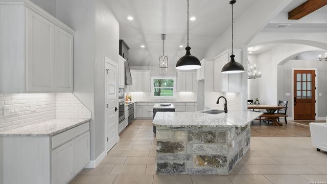 138 Wood Valley, Adkins, TX 78101