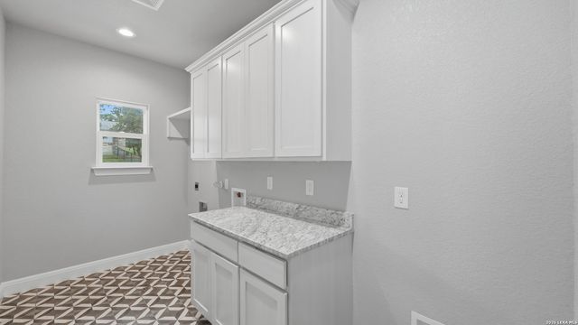 138 Wood Valley, Adkins, TX 78101