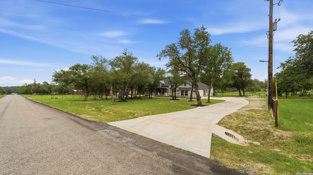 138 Wood Valley, Adkins, TX 78101