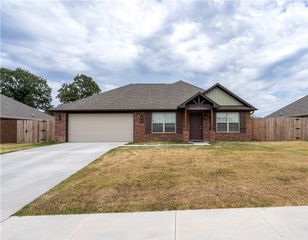 816 Brook Street, Gentry, AR 72734