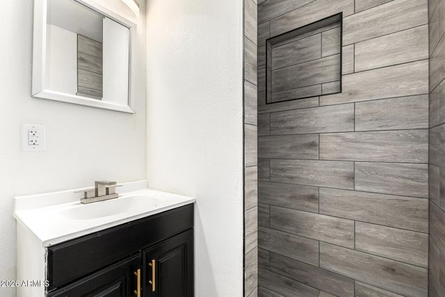 3920 W HARMONT Drive, Phoenix, AZ 85051