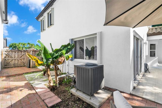 15588 SW 95th St, Miami, FL 33196