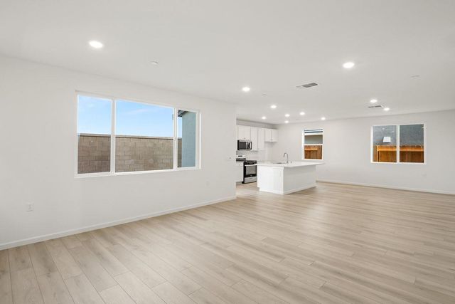 6558 E Madison Avenue, Fresno, CA 93727