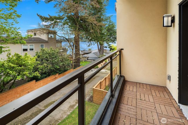 13327 Holmes Point Drive NE, Kirkland, WA 98034