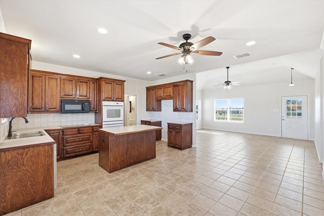 11550 Hill Country Circle, Ponder, TX 76259