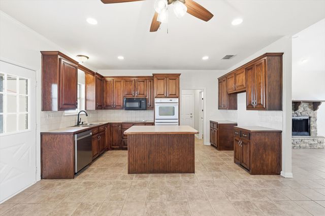 11550 Hill Country Circle, Ponder, TX 76259