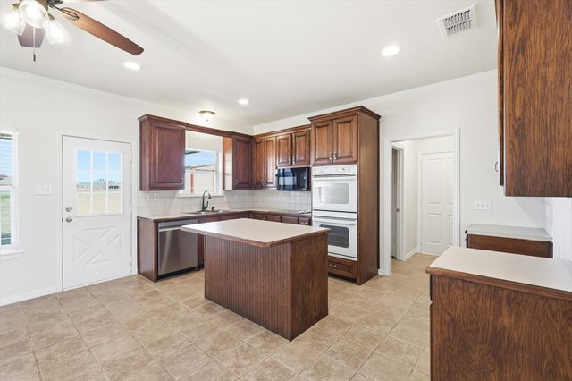 11550 Hill Country Circle, Ponder, TX 76259