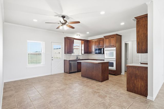 11550 Hill Country Circle, Ponder, TX 76259