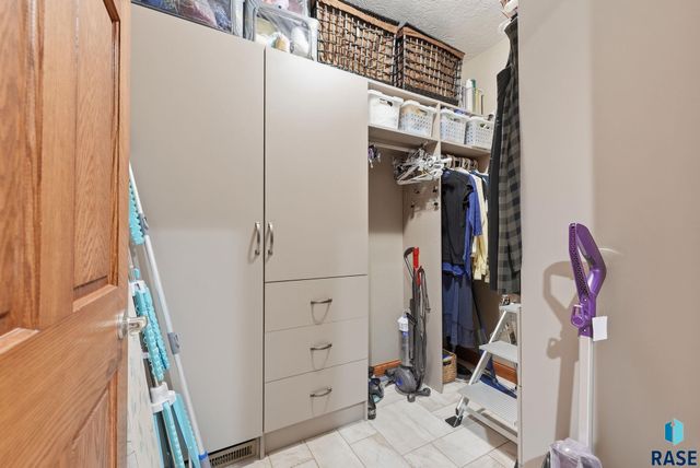 5701 S Deer Park St Street, Sioux Falls, SD 57108