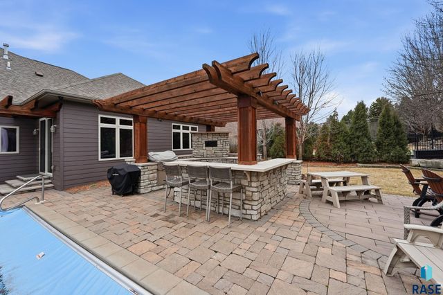 5701 S Deer Park St Street, Sioux Falls, SD 57108