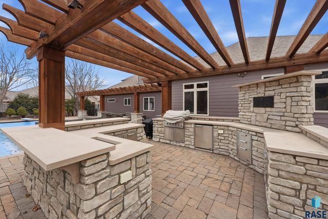 5701 S Deer Park St Street, Sioux Falls, SD 57108