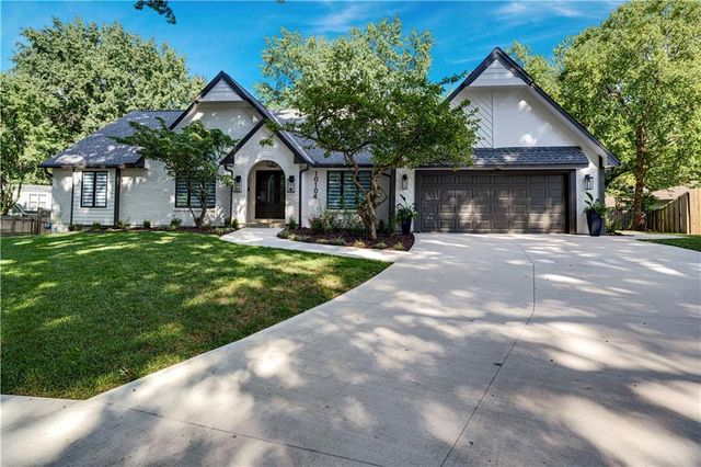 10104 Hemlock Drive, Overland Park, KS 66212