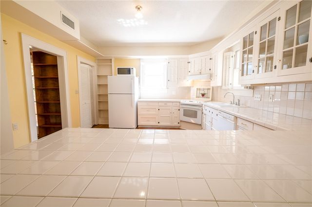 1107 N Adams St, Beeville, TX 78102