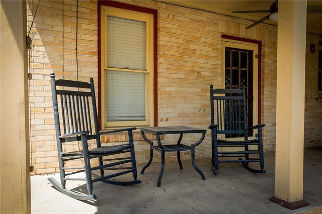 1107 N Adams St, Beeville, TX 78102