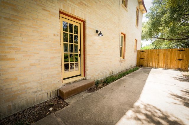 1107 N Adams St, Beeville, TX 78102