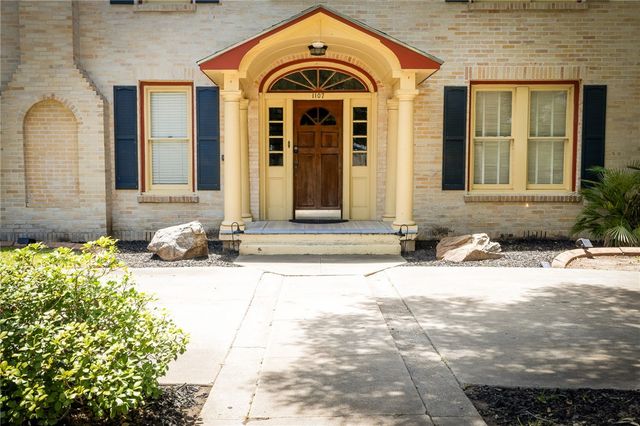 1107 N Adams St, Beeville, TX 78102