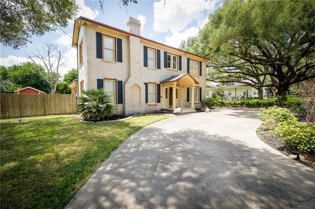 1107 N Adams St, Beeville, TX 78102