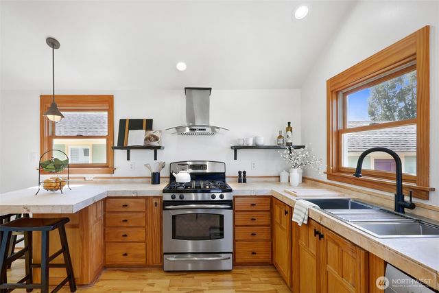 8333 27th Avenue NW, Seattle, WA 98117