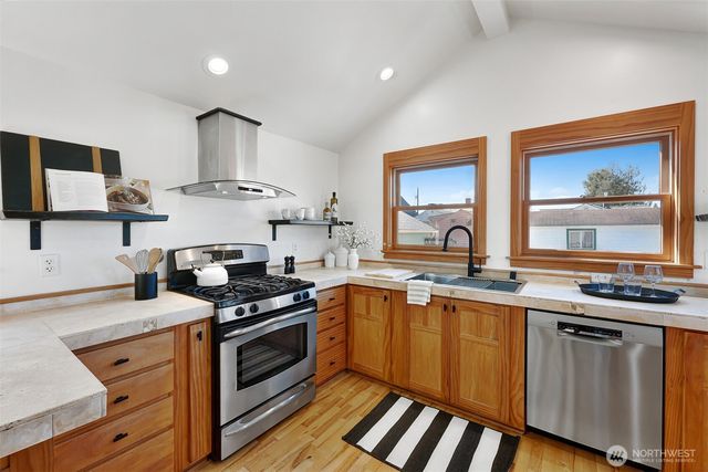 8333 27th Avenue NW, Seattle, WA 98117