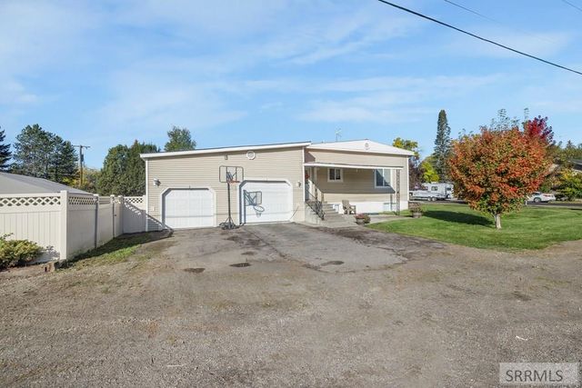 406 N 2nd W, St Anthony, ID 83445