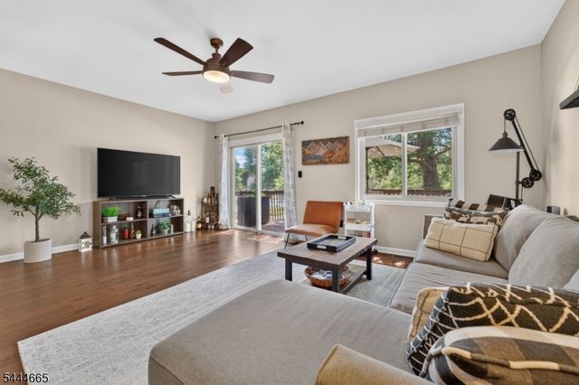 8 Saxonney Cir, Raritan Twp., NJ 08822