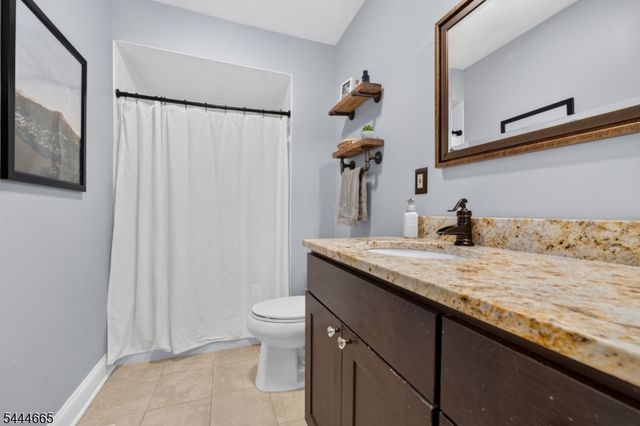 8 Saxonney Cir, Raritan Twp., NJ 08822