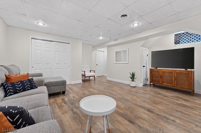 8 Saxonney Cir, Raritan Twp., NJ 08822