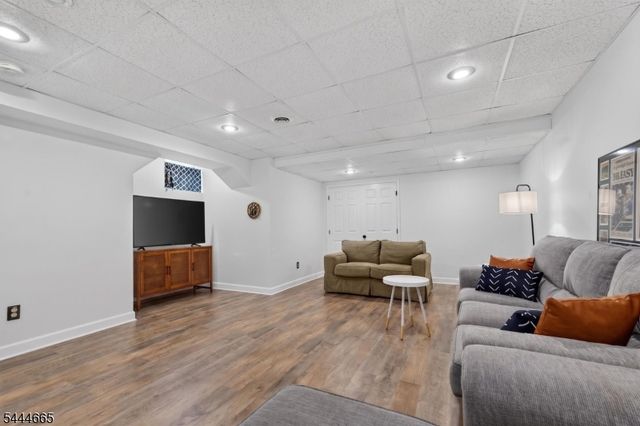 8 Saxonney Cir, Raritan Twp., NJ 08822