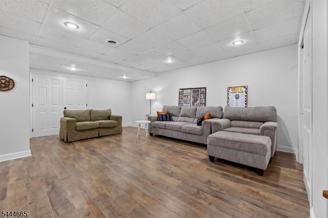 8 Saxonney Cir, Raritan Twp., NJ 08822