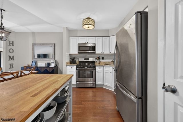 8 Saxonney Cir, Raritan Twp., NJ 08822