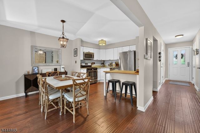 8 Saxonney Cir, Raritan Twp., NJ 08822
