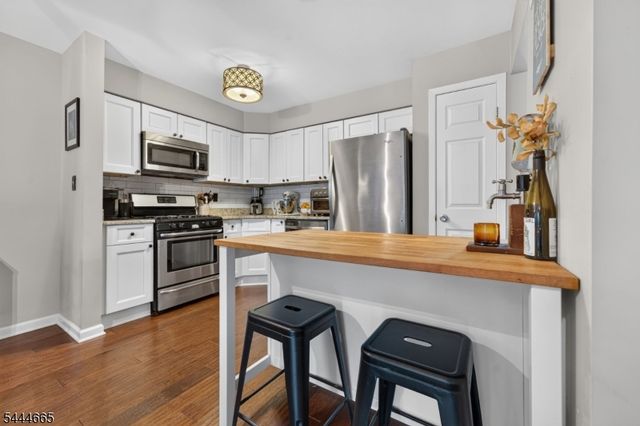 8 Saxonney Cir, Raritan Twp., NJ 08822