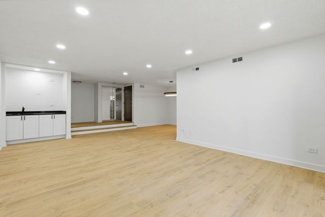 8216 Mulberry Court 8A, Palos Hills, IL 60465