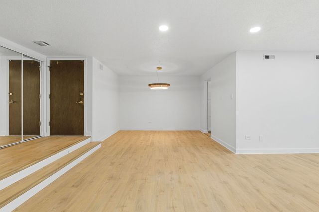 8216 Mulberry Court 8A, Palos Hills, IL 60465