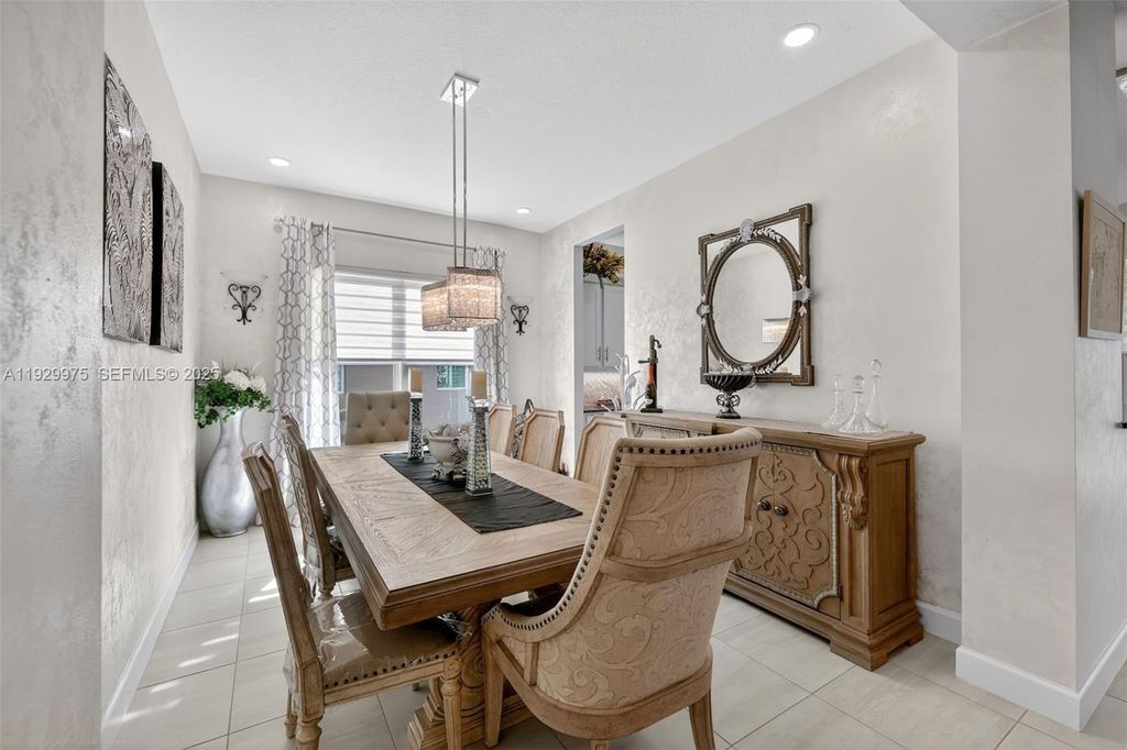 Image 11 of property listing at 11051 SW Ivory Springs Ln, Port St. Lucie, FL 34987