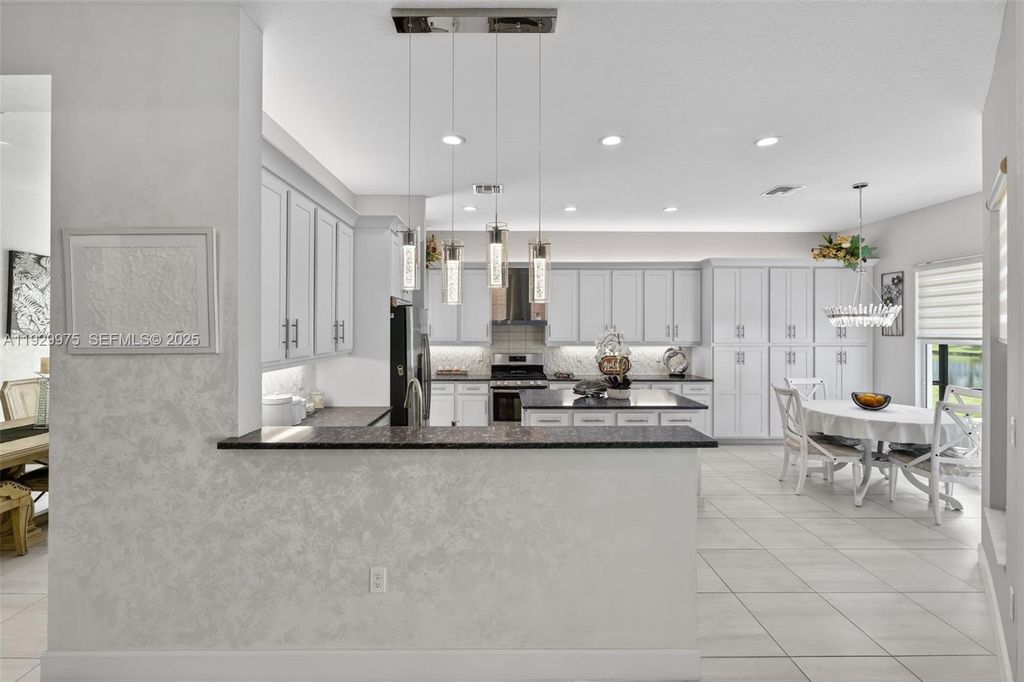 Image 13 of property listing at 11051 SW Ivory Springs Ln, Port St. Lucie, FL 34987