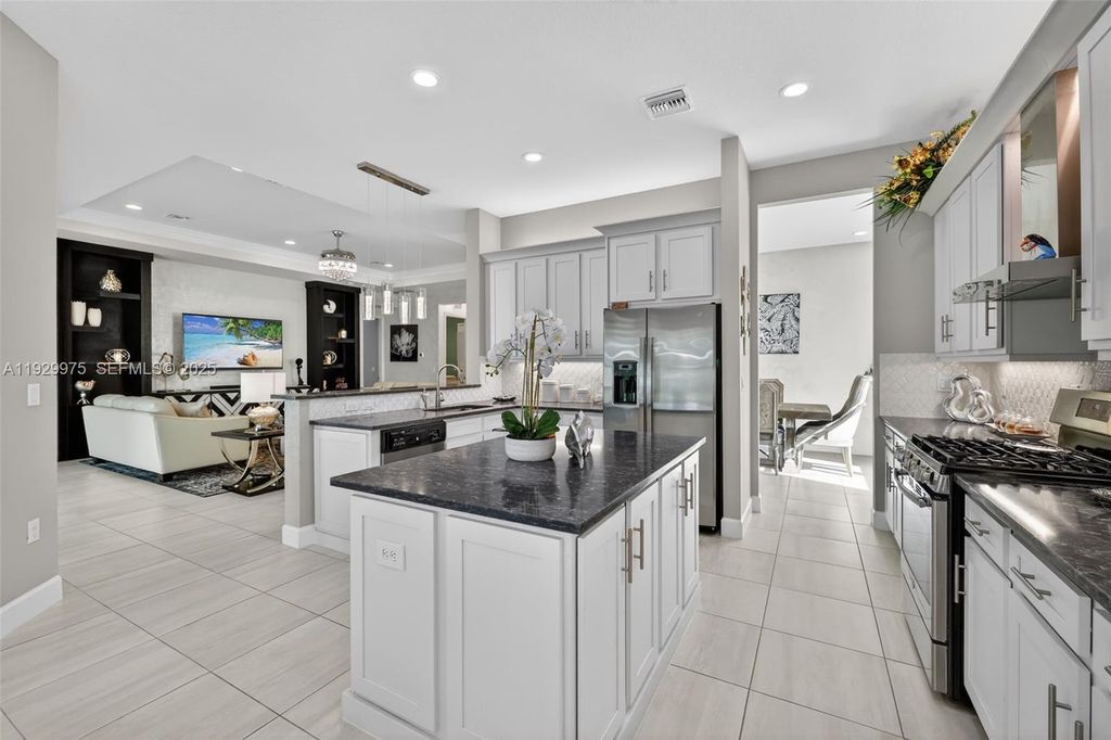 Image 16 of property listing at 11051 SW Ivory Springs Ln, Port St. Lucie, FL 34987