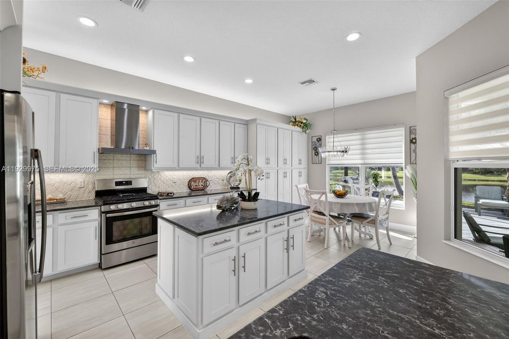 Image 17 of property listing at 11051 SW Ivory Springs Ln, Port St. Lucie, FL 34987