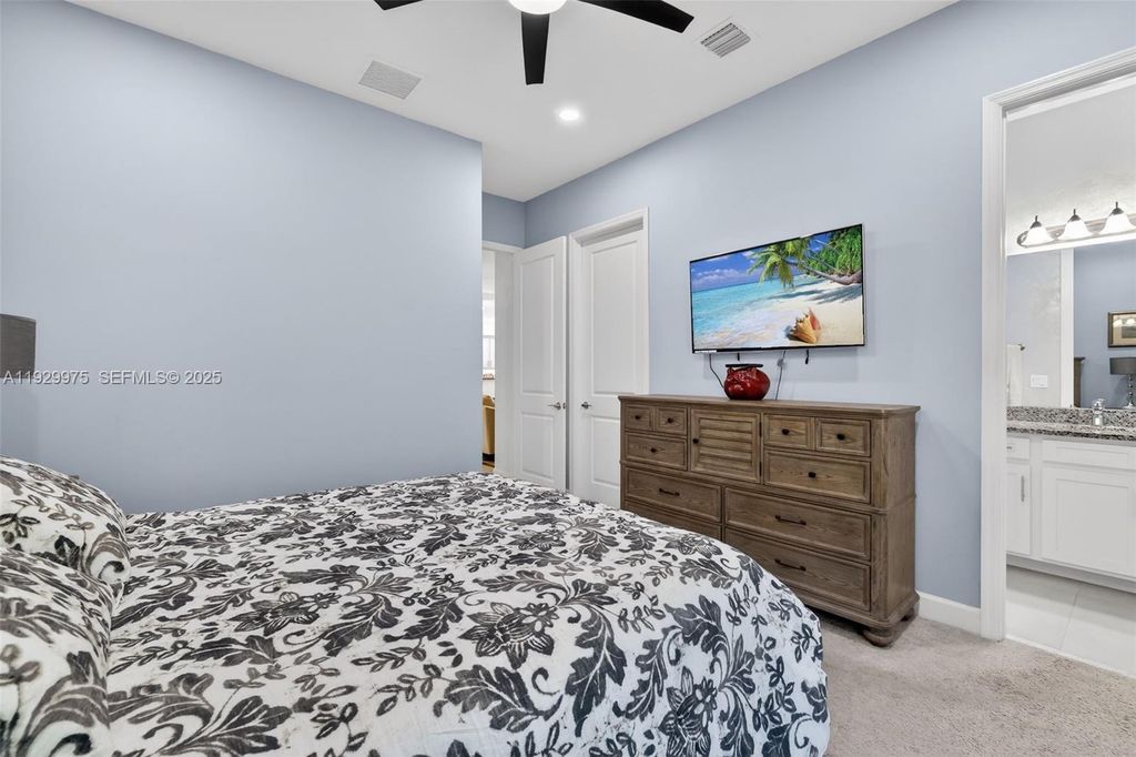 Image 25 of property listing at 11051 SW Ivory Springs Ln, Port St. Lucie, FL 34987