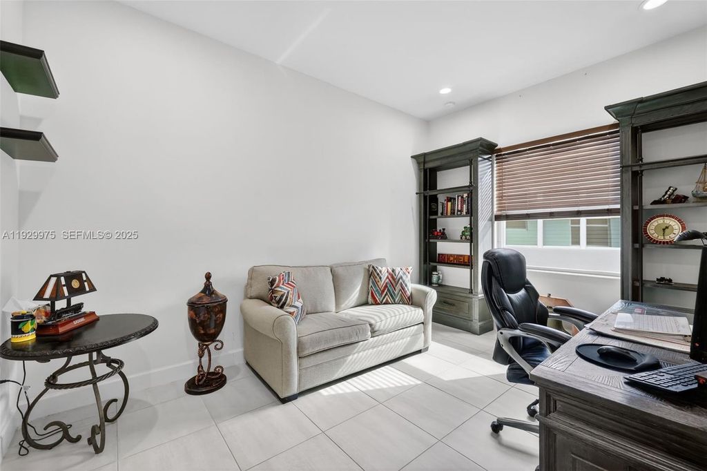 Image 32 of property listing at 11051 SW Ivory Springs Ln, Port St. Lucie, FL 34987