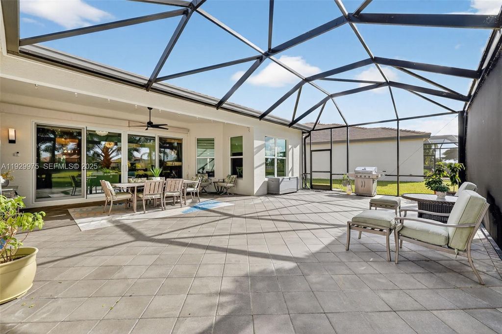 Image 35 of property listing at 11051 SW Ivory Springs Ln, Port St. Lucie, FL 34987