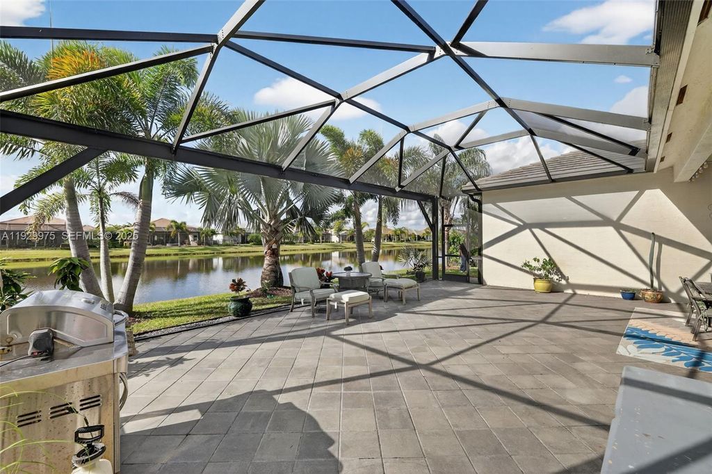 Image 38 of property listing at 11051 SW Ivory Springs Ln, Port St. Lucie, FL 34987